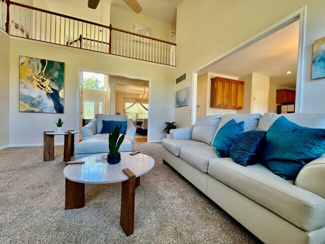 Building Photo - Large executive home in pool community Mas...