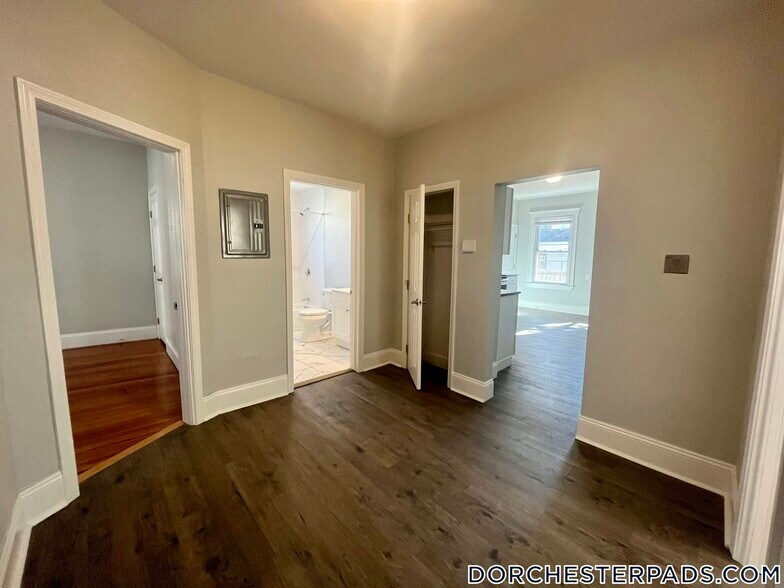 Building Photo - 108 Callender St