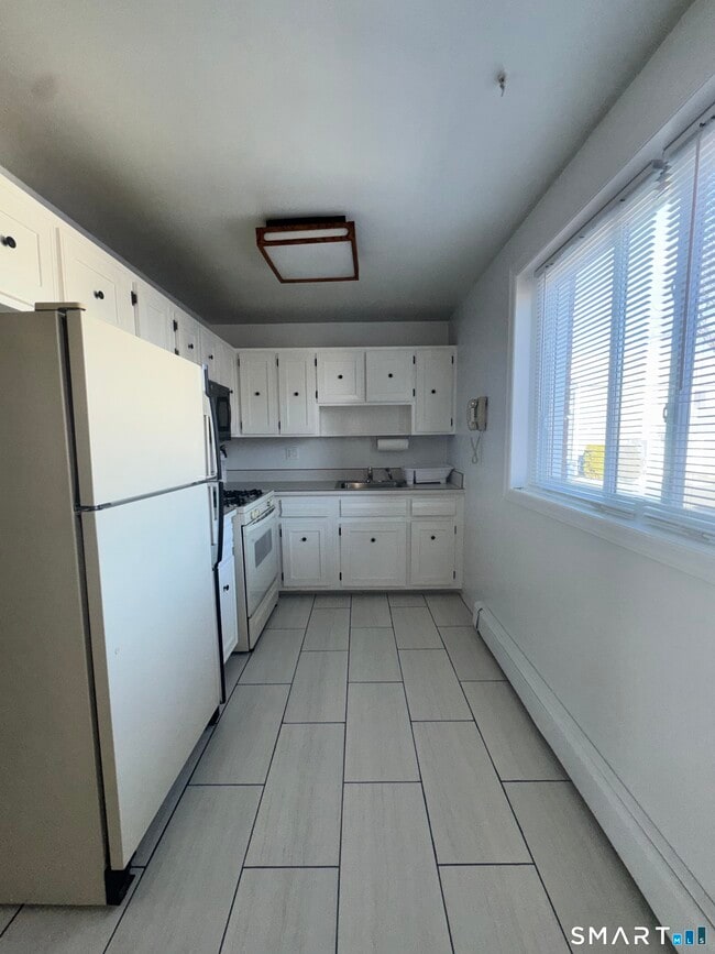 Building Photo - 4 Van Zant St