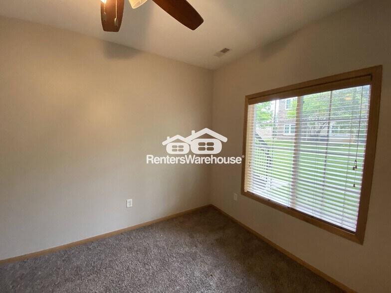 Building Photo - 2000 Meadow Ct