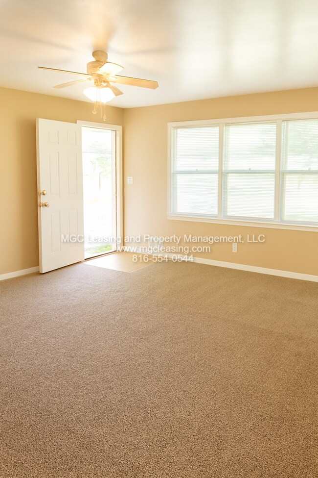 Building Photo - Raytown Rancher - Perfect location with fenced in back yard!