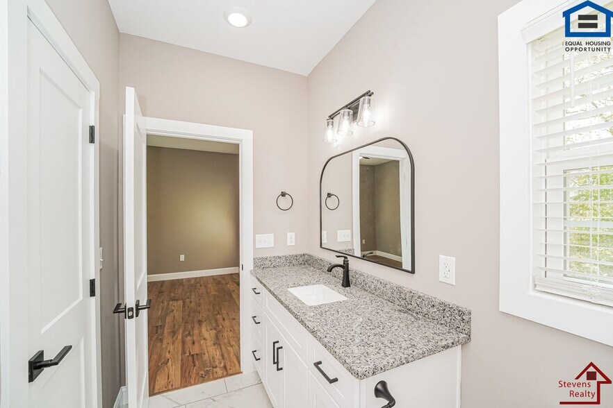 Building Photo - 165 Lakeshire Dr