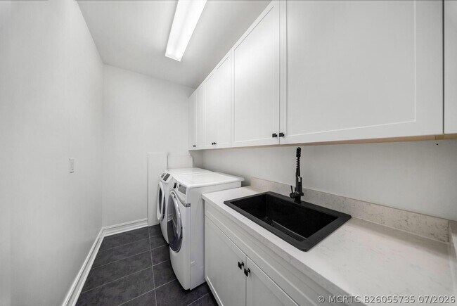 Building Photo - 9065 Watercrest Cir E