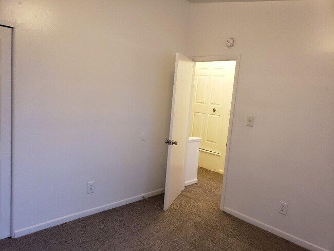 Building Photo - 1468 Village Ln