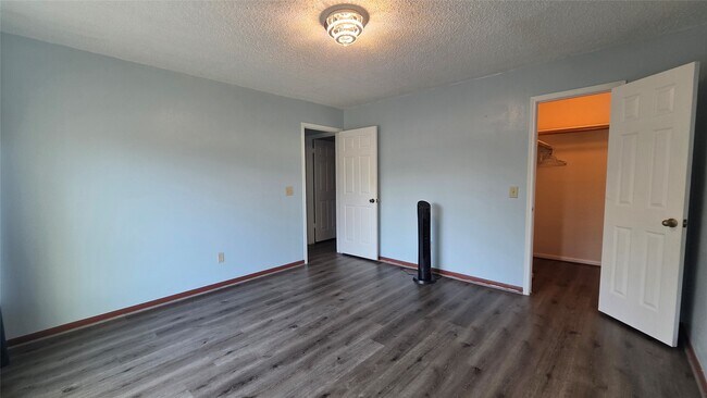Building Photo - 15006 Delbarton Dr