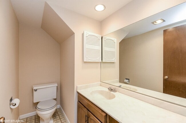 Building Photo - 310 E 60th Ct