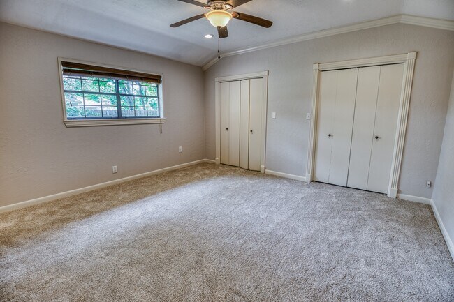 Building Photo - 216 Duerr Dr