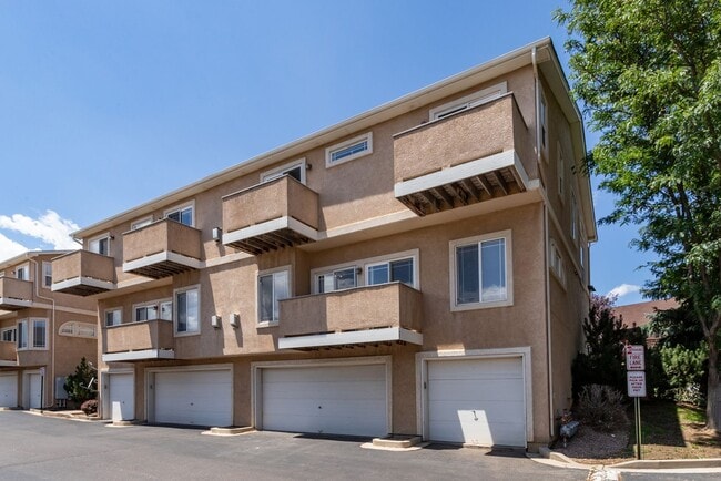 Building Photo - Bright and Airy 2-Bedroom Condo in Charmin...