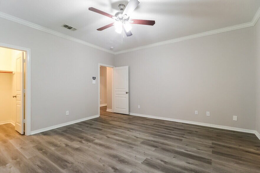 Building Photo - 606 Paradise Ln