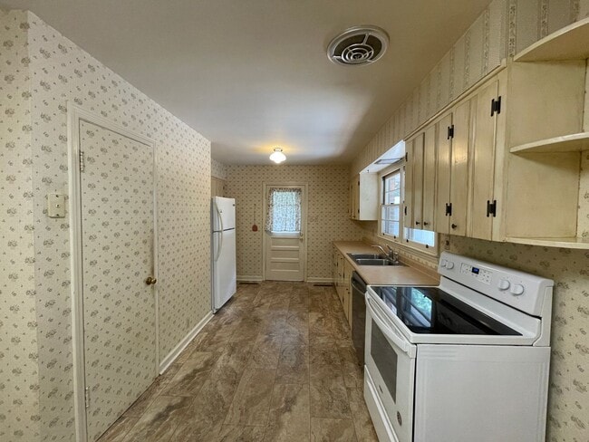 Building Photo - 3 Bed, 1.5 Bath Home
