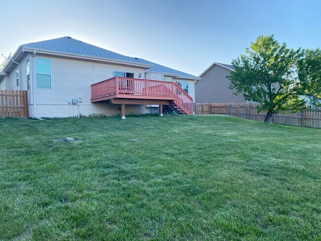 Building Photo - Stunning 5 bedrooms and 3 bathrooms in Wal...