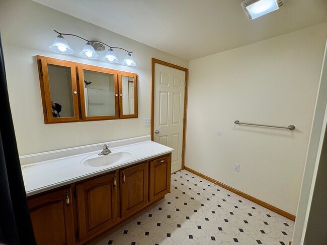 Building Photo - 3 Bedroom Rancher in Lebanon!