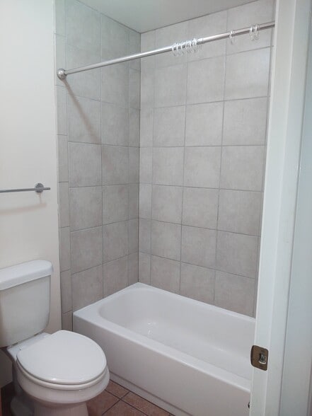 Tub wall tiles to ceiling - 247 Hereford Cir