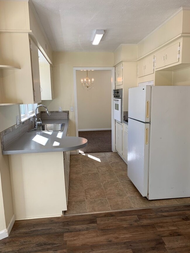 Building Photo - Bayless Street Downtown One Bedroom