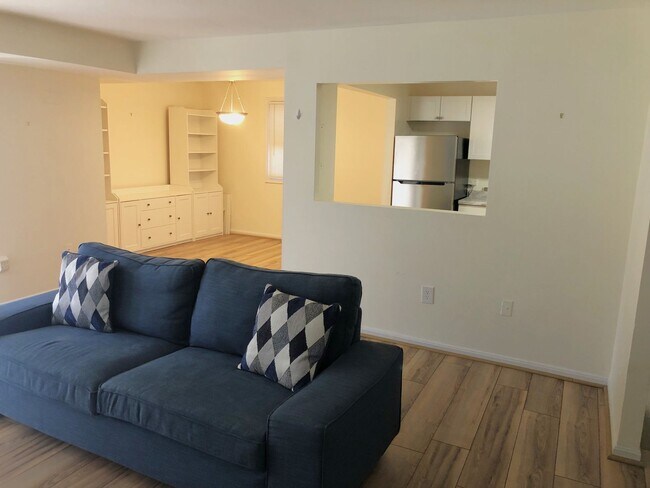 Building Photo - Nicely Updated Terrace Level  1/1 condo