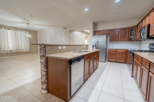 Building Photo - 18433 W Sunnyslope Ln