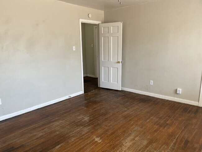 Building Photo - Cute One Bedroom Close to Campus with Lawn...