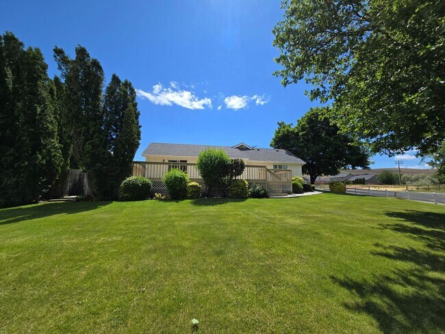 Building Photo - Charming Home on .34 acres!