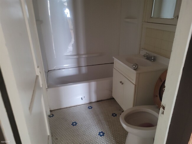Building Photo - 3 br, 1 bath House - 818 East McClure Avenue