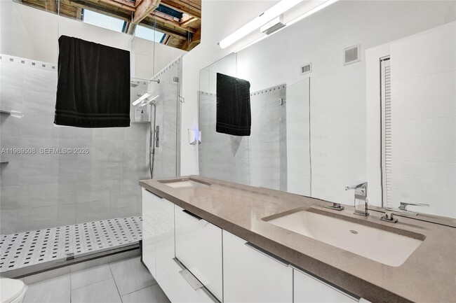 Building Photo - 2619 Parkview Dr S