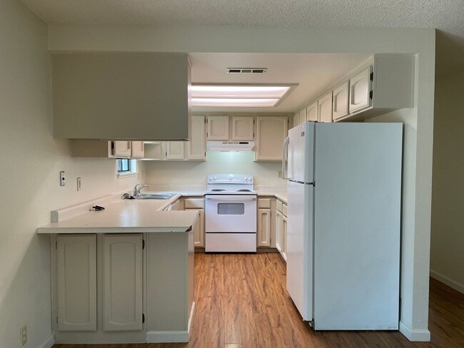 Building Photo - Spacious 3 Bed 2 Bath Home-Located on a Corner Lot in Quiet Neighborhhood