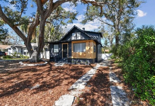 Building Photo - Housing Voucher Accepted: Charming 4-Bedroom Home in Saint Petersburg