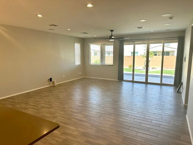 Building Photo - Massive RV Garage plus fantastic floorplan in Casa Vista