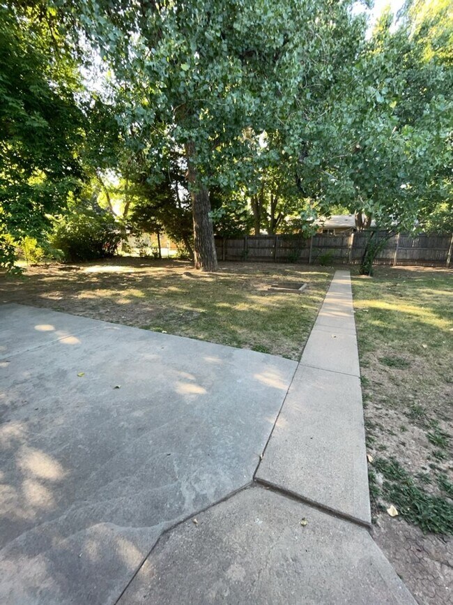 Building Photo - STUDENTS WELCOME! Campus West 5 Bed 2 Bath Ranch w/ Finished Basement