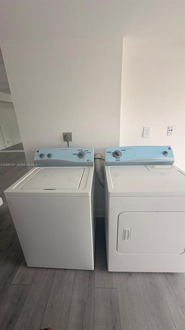 Building Photo - 5900 SW 127th Ave