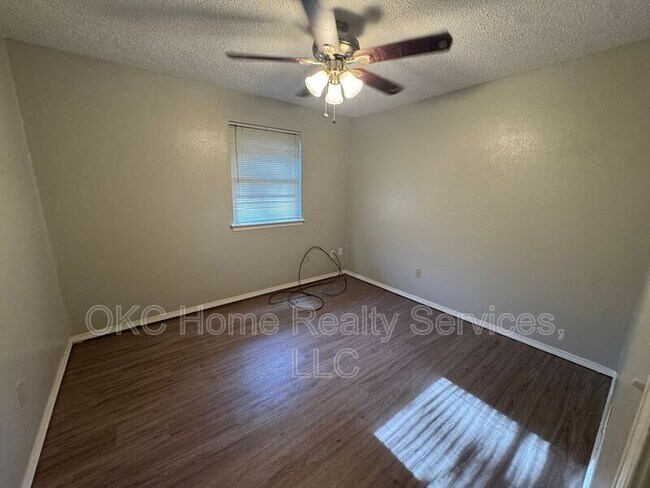 Building Photo - 9313 NE Stardust Ln
