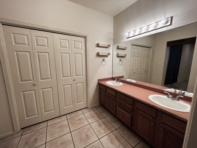 Building Photo - Beautiful 3 Bed 2 Bathroom home with Large Backyard