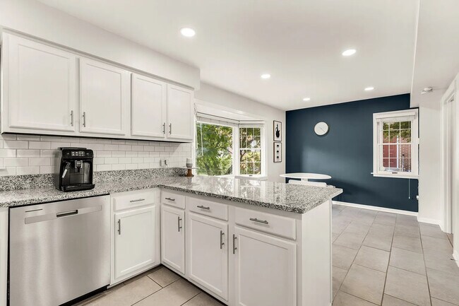 Building Photo - 10855 Lockwood Dr