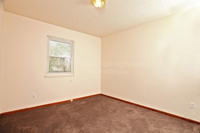 Building Photo - 437 Hillcrest Ct N