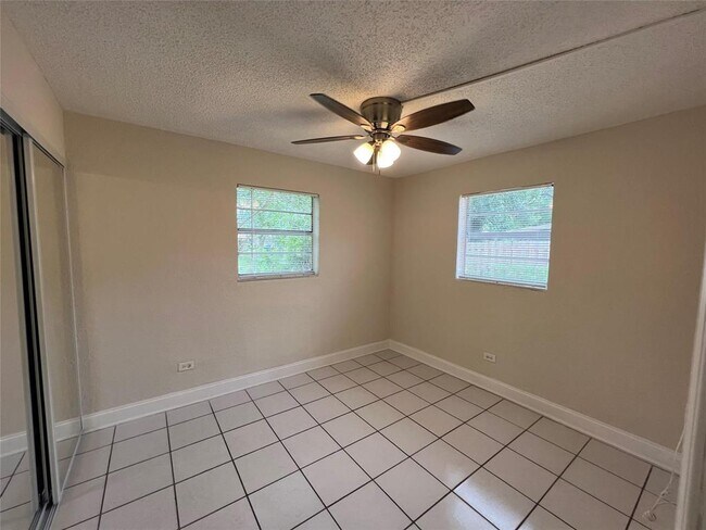 Building Photo - 5721 SW 38th St