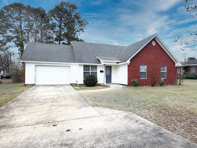 Building Photo - 3 Bed, 2 Bath Home in Ruston!