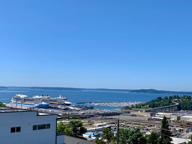 Building Photo - Queen Anne Home