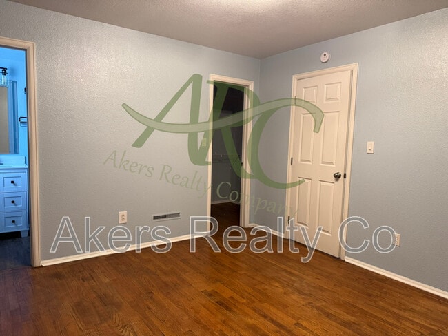 Building Photo - 343 E Bond Ct