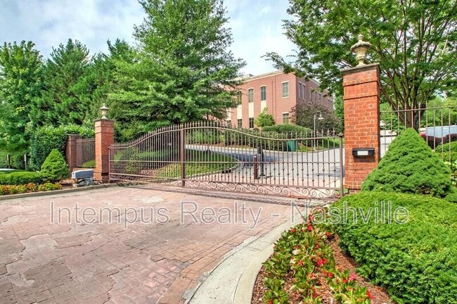 Building Photo - 307 Seven Springs Way