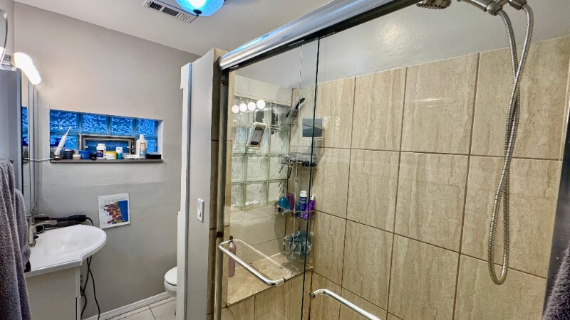 Building Photo - 1360 W Evergreen Ave