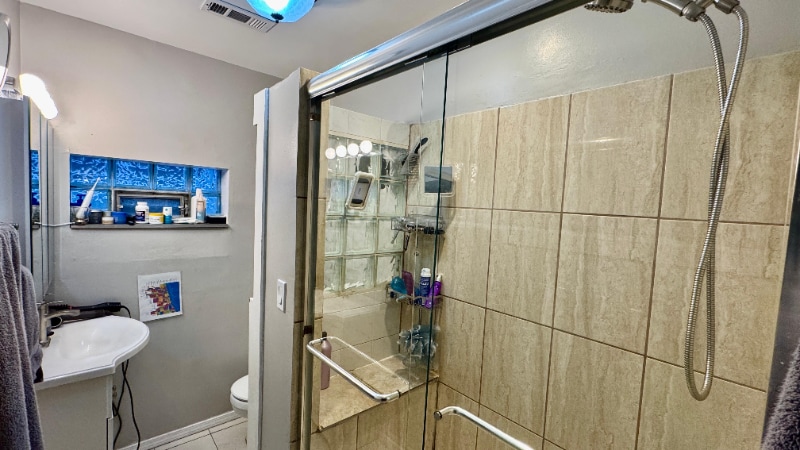 Building Photo - 1360 W Evergreen Ave