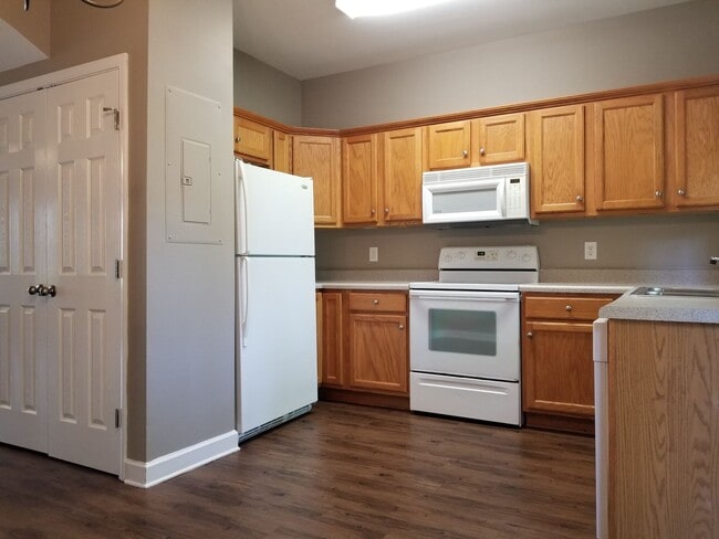 Building Photo - Move in ready close to airport BNA and I40