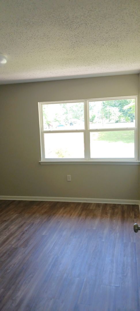 Building Photo - 433 Meadowlark Dr