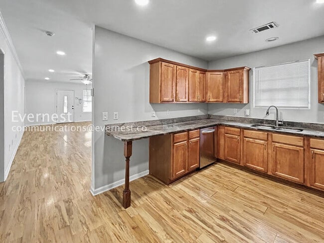 Building Photo - 1065 Fair St SW