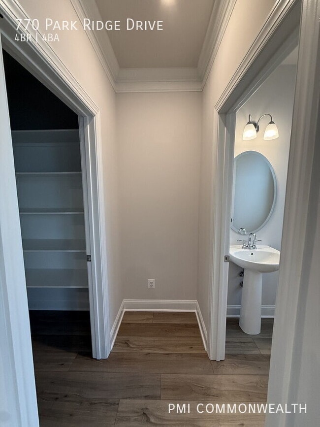 Building Photo - 770 Park Ridge Dr