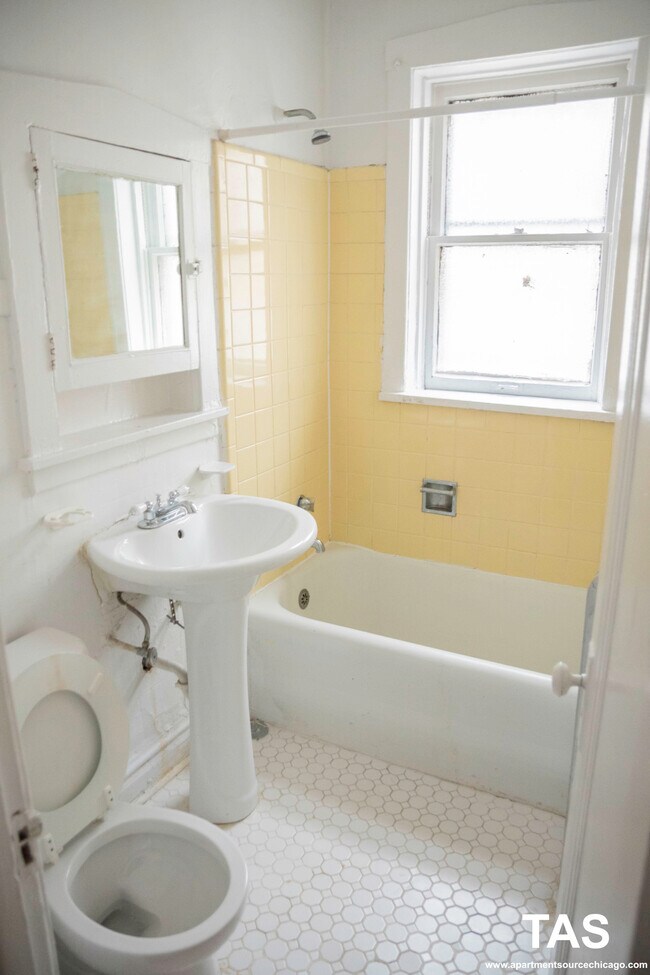 Building Photo - 3902 W Argyle St