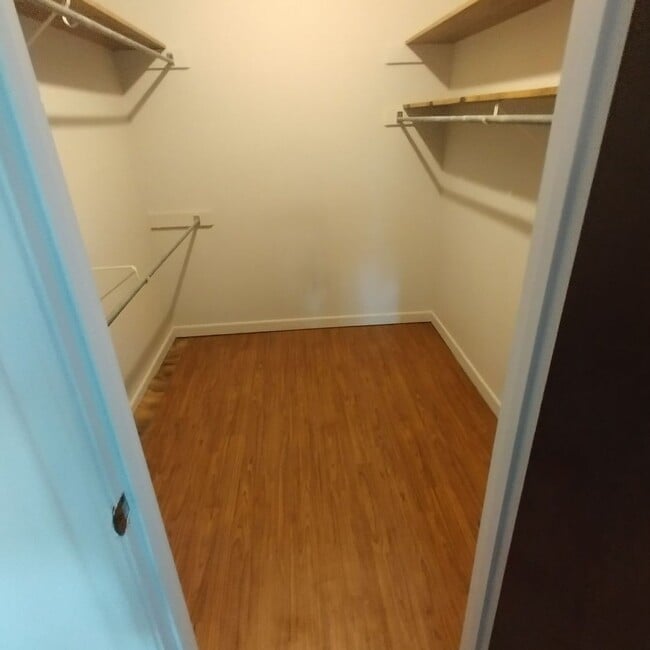 Building Photo - 2 bedroom 1 bath condo