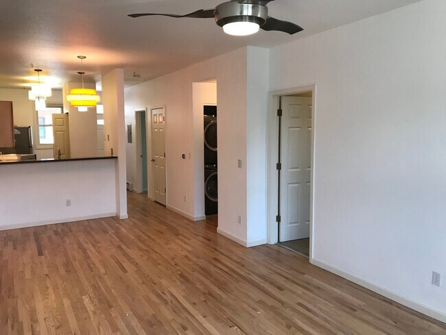 Building Photo - 2 Bed 2 Bath Condo In the Heart of Downtow...