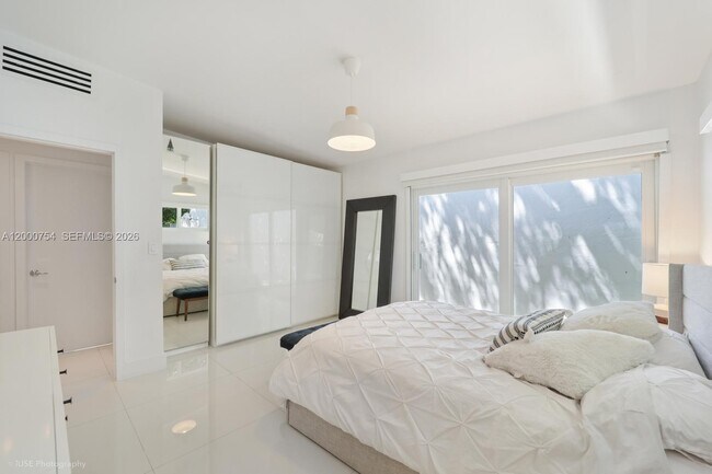 Building Photo - 1641 Tigertail Ave