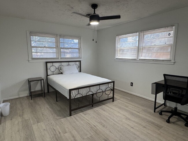 Building Photo - Bedroom Available. ALL BILLS PAID. FURNISHED
