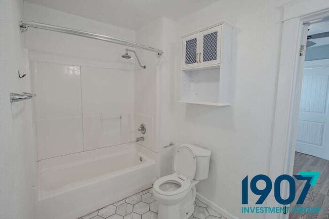 Building Photo - Spacious Rural Retreat in Norman with Open...